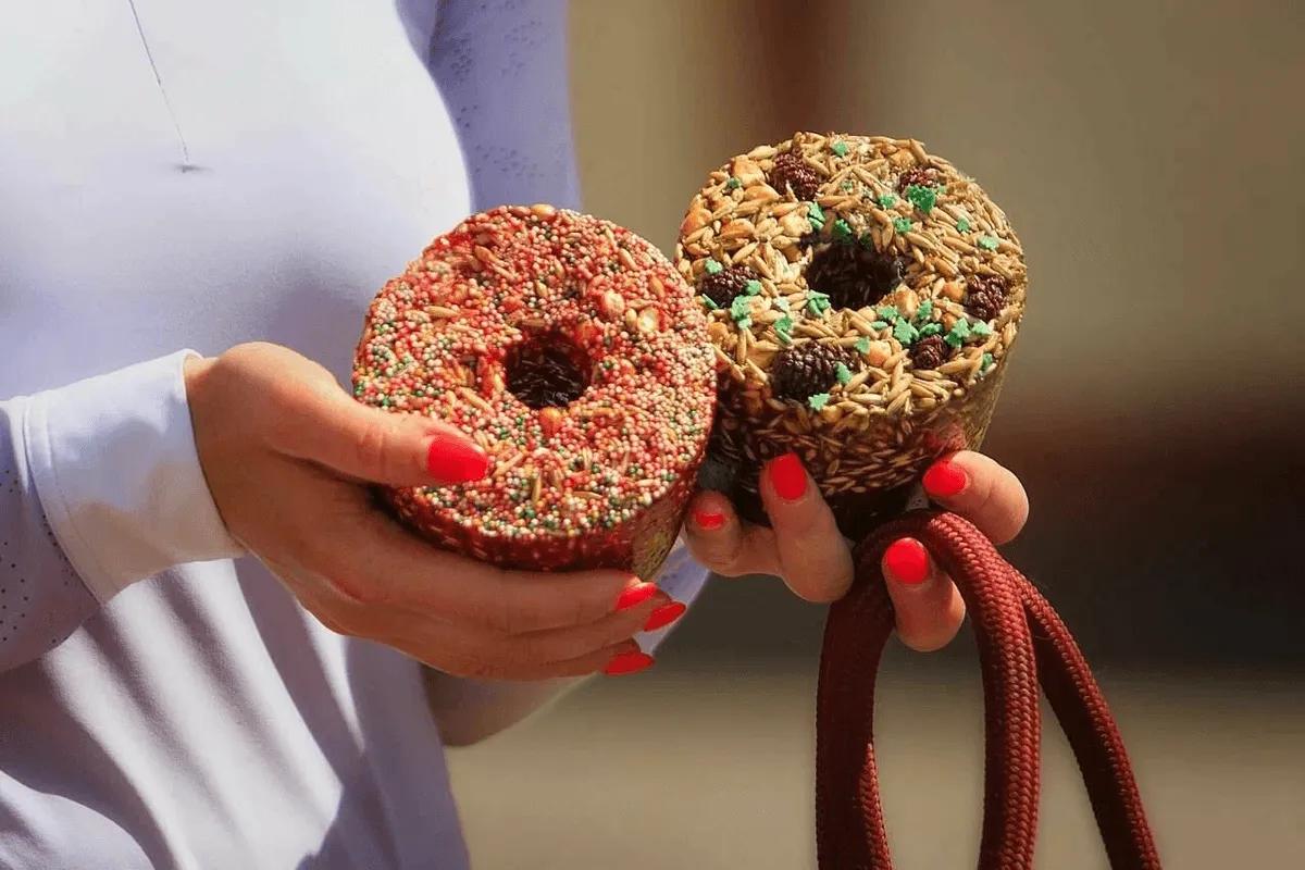 Сладкий лизунец "Соленая карамель" (ликит) для лошади Sweek product, 800 г, 100% натуральный