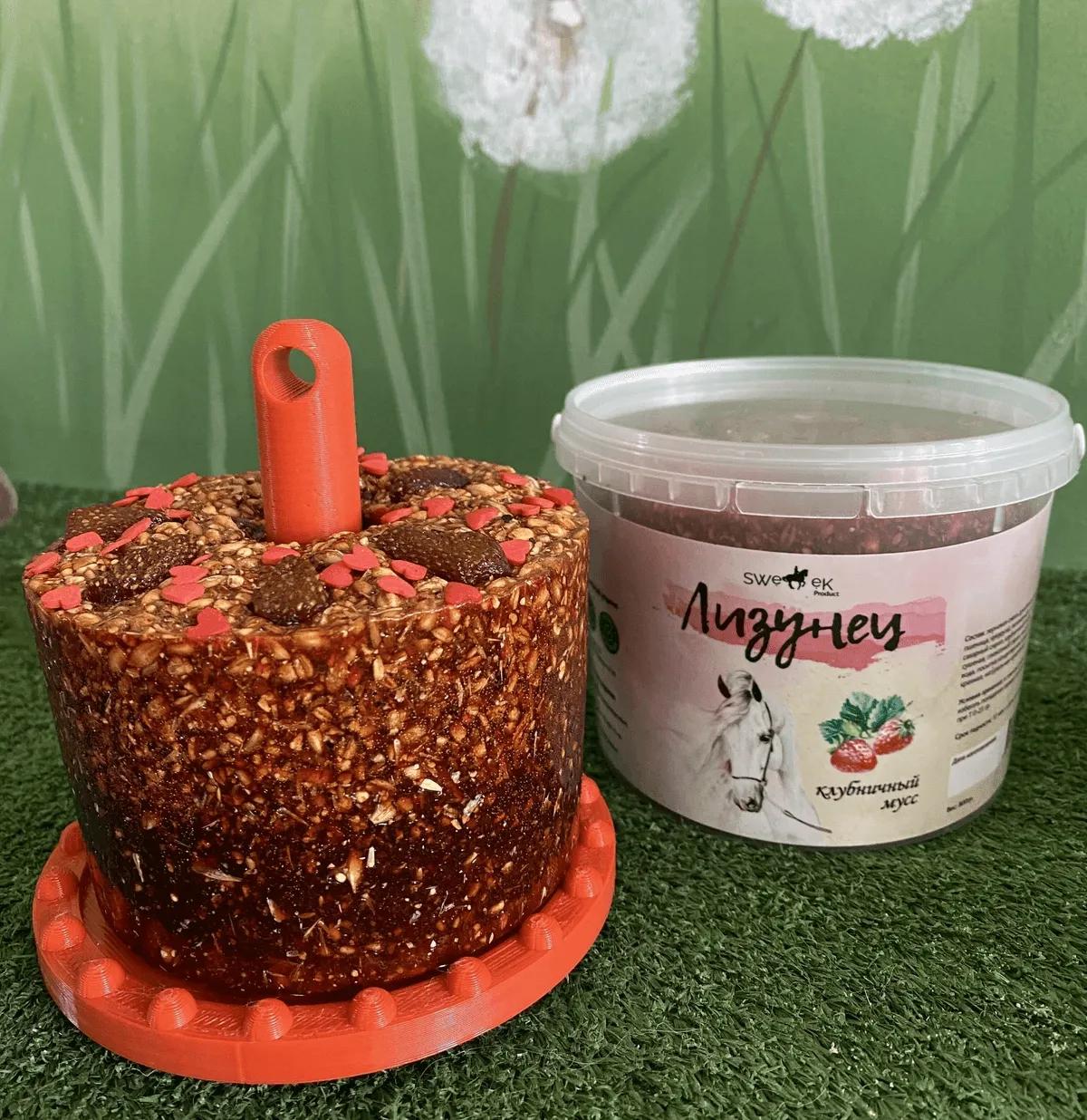 Сладкий лизунец "Клубничный мусс" (ликит) для лошади Sweek product, 800 г, 100% натуральный