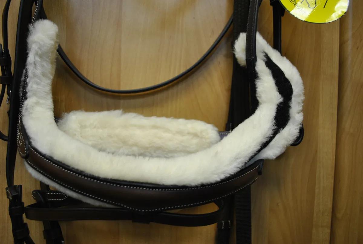 Оголовье Трензельное LeatherArt c  натуральным мехом 