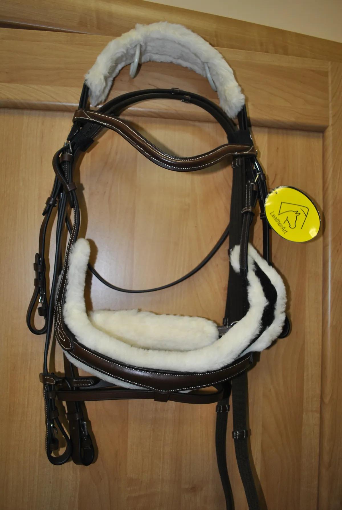 Оголовье Трензельное LeatherArt c  натуральным мехом 